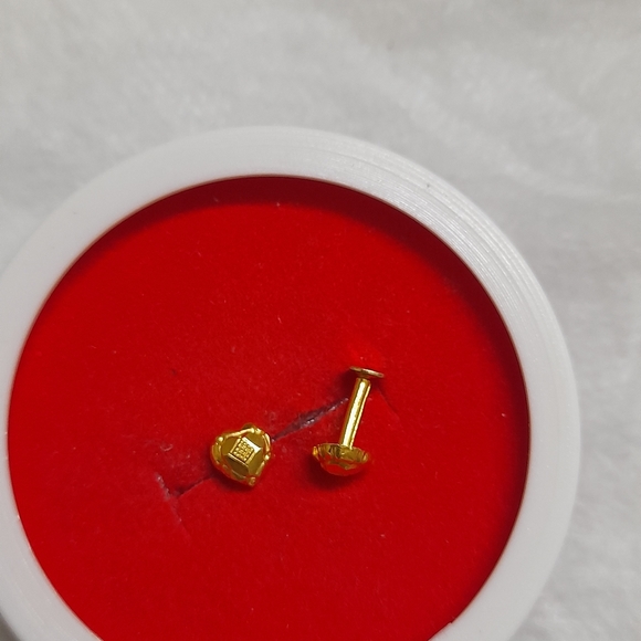 Beautiful new 😍 heart ❤️ shape studs - Picture 7 of 11